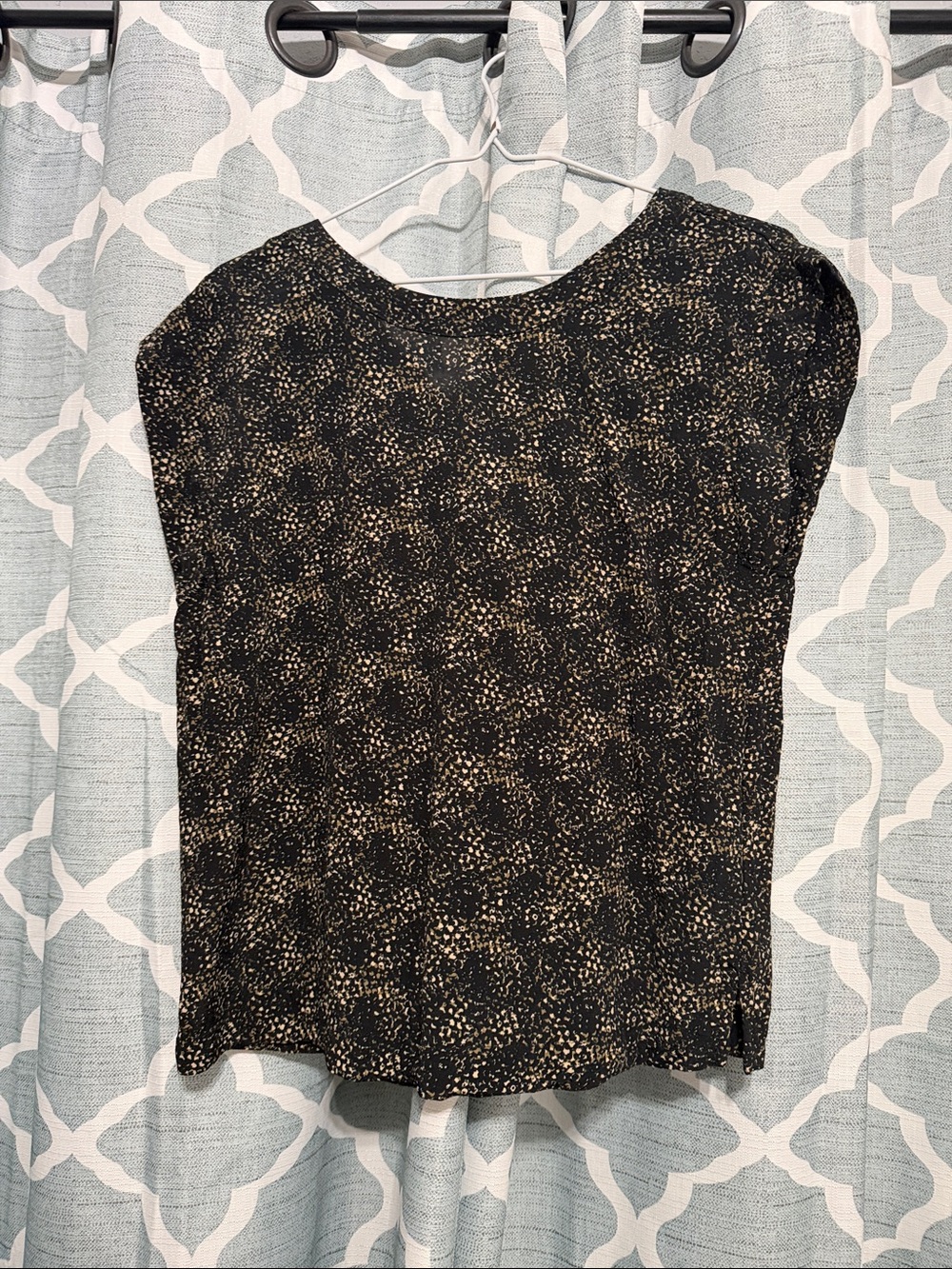 Evereve Women’s Black & Gold Patterned Sleeveless Top
